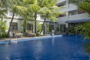 2 outdoor pools, sun loungers