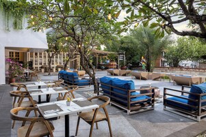 Se sirven desayunos y cocina internacional, con vista al jardín 
