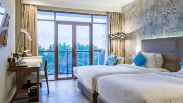 Premium bedding, in-room safe, desk, iron/ironing board