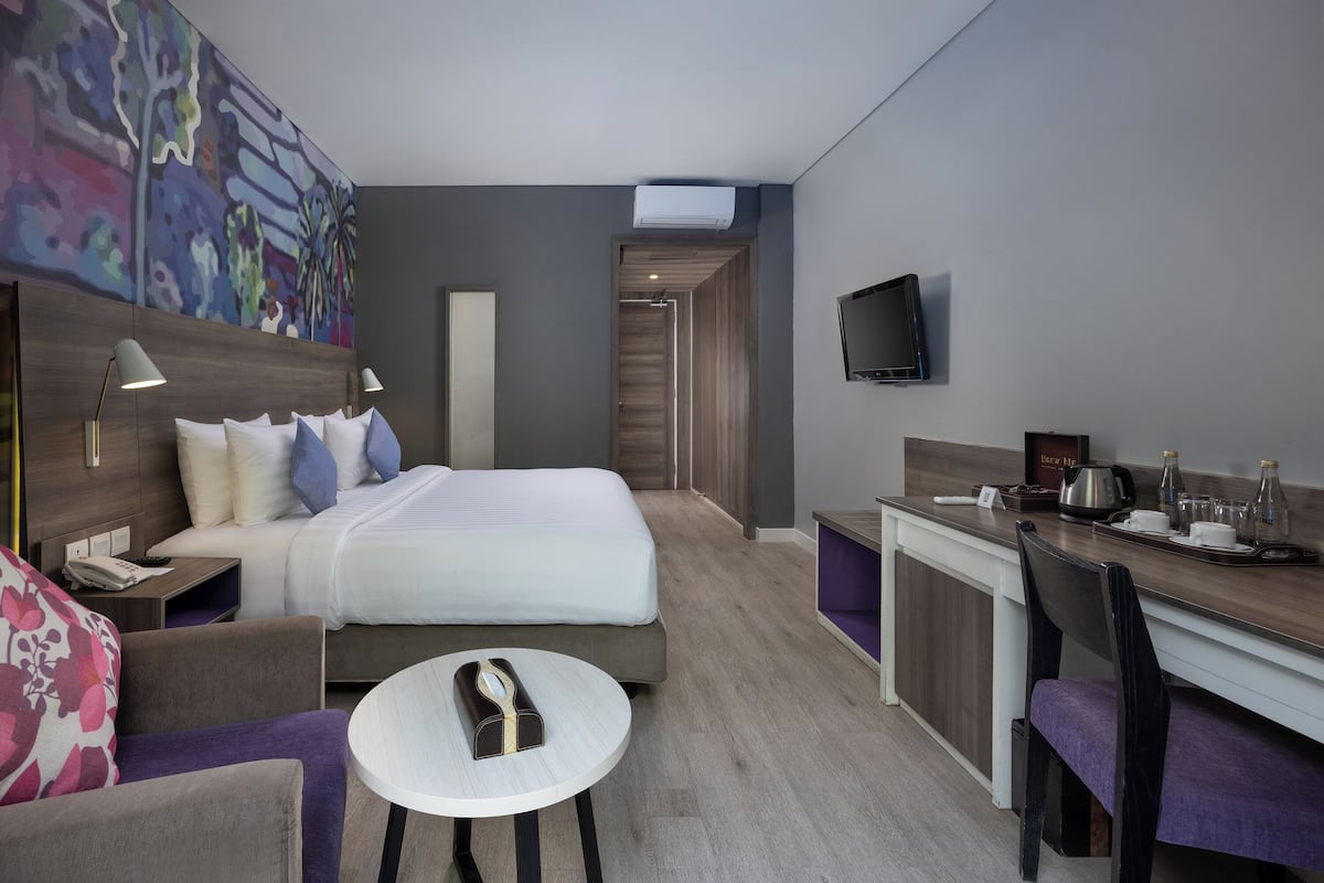Ropa de cama de alta calidad y caja de seguridad en la habitación