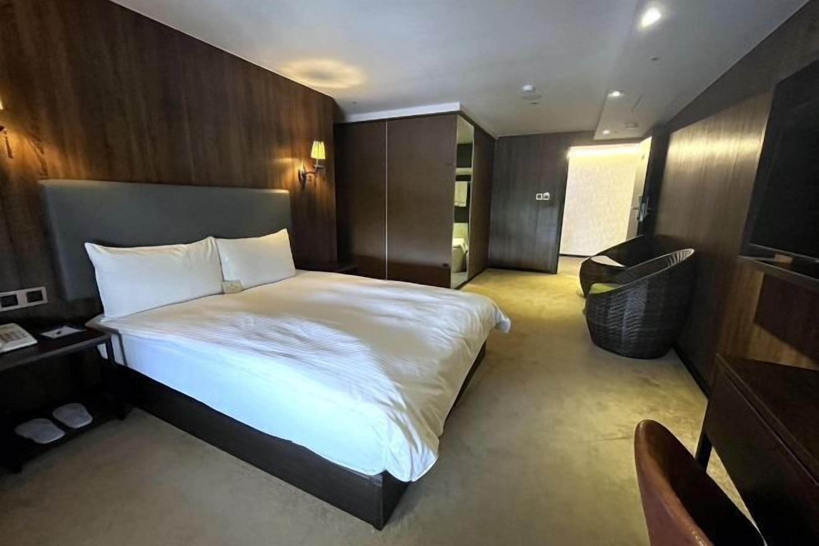 Edredón, minibar, caja de seguridad en la habitación y escritorio 