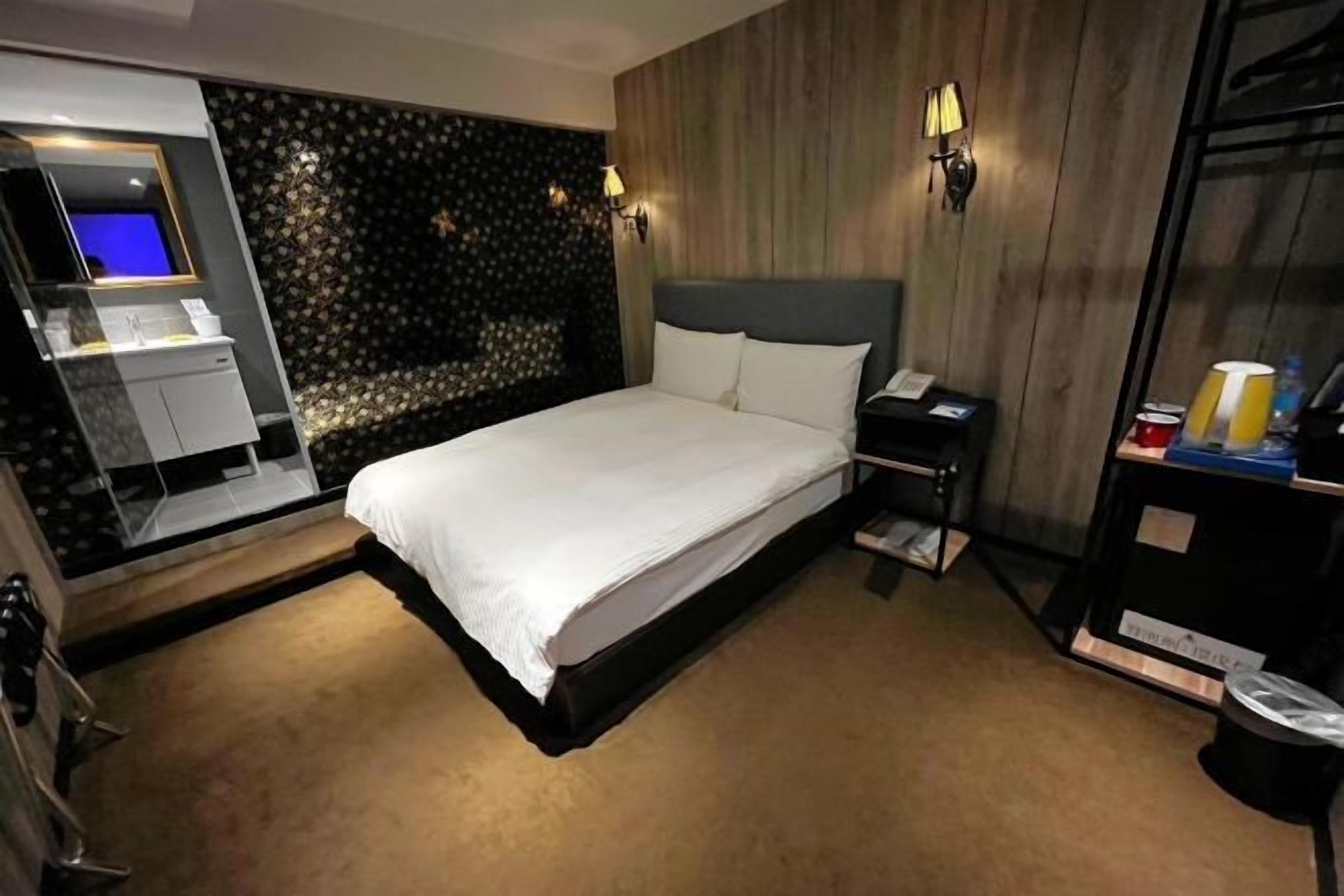 Edredón, minibar, caja de seguridad en la habitación y escritorio 