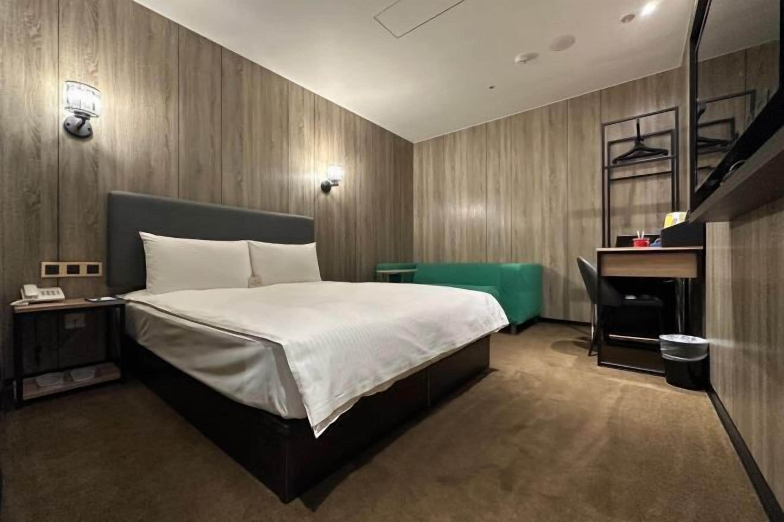 Edredón, minibar, caja de seguridad en la habitación y escritorio 