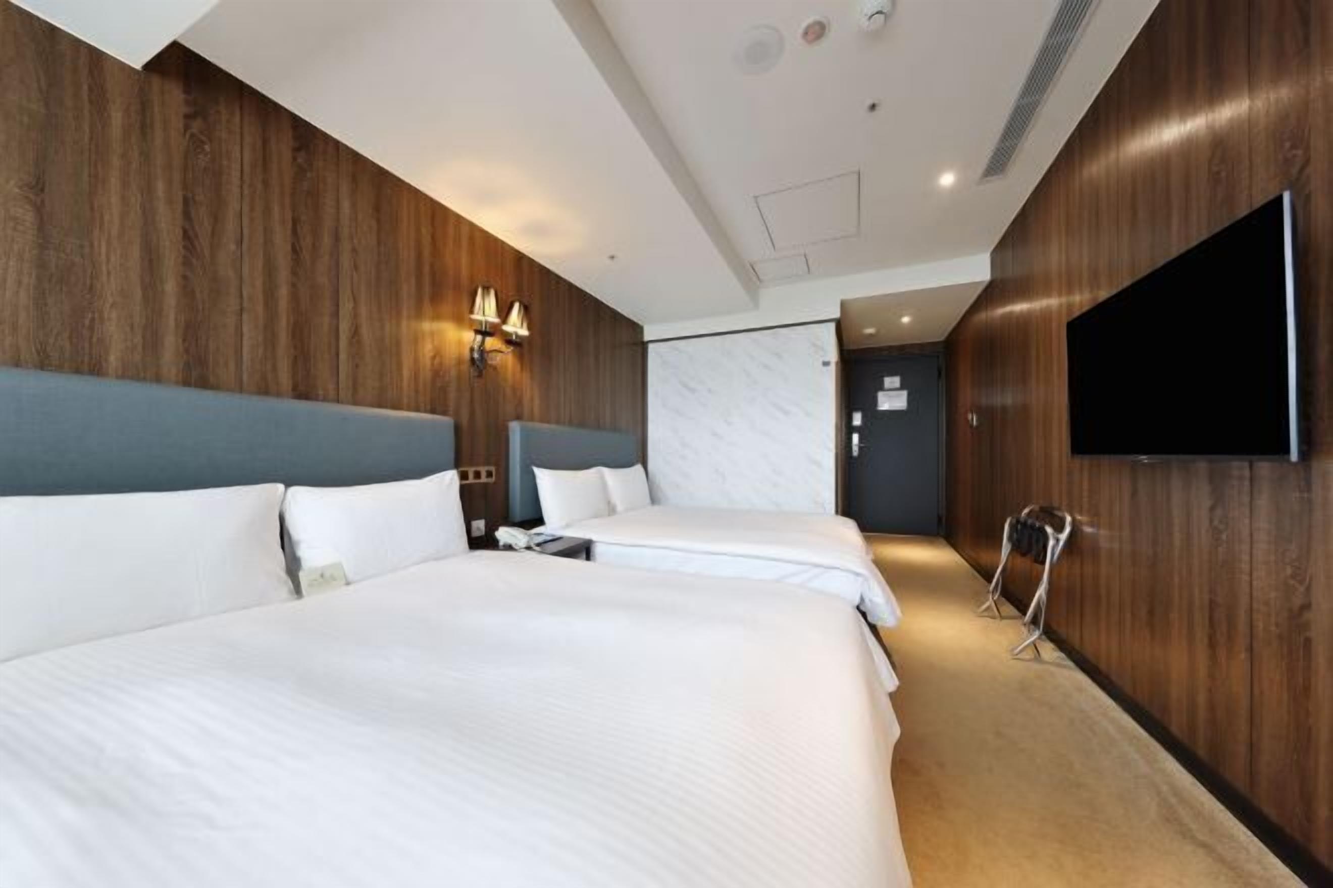 Edredón, minibar, caja de seguridad en la habitación y escritorio 