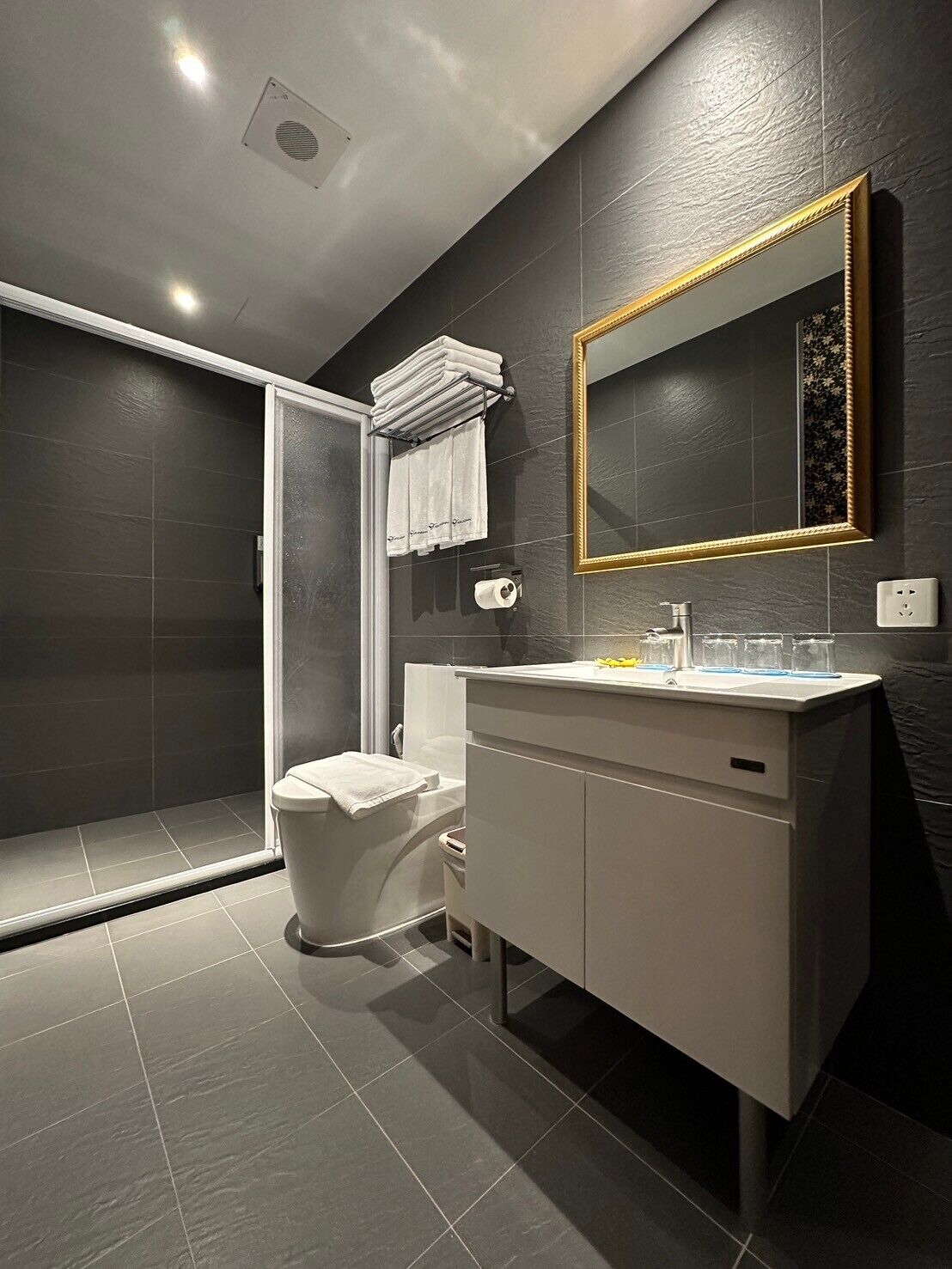 Standard Quadruple Room | Bathroom | Shower, rainfall showerhead, free toiletries, hair dryer