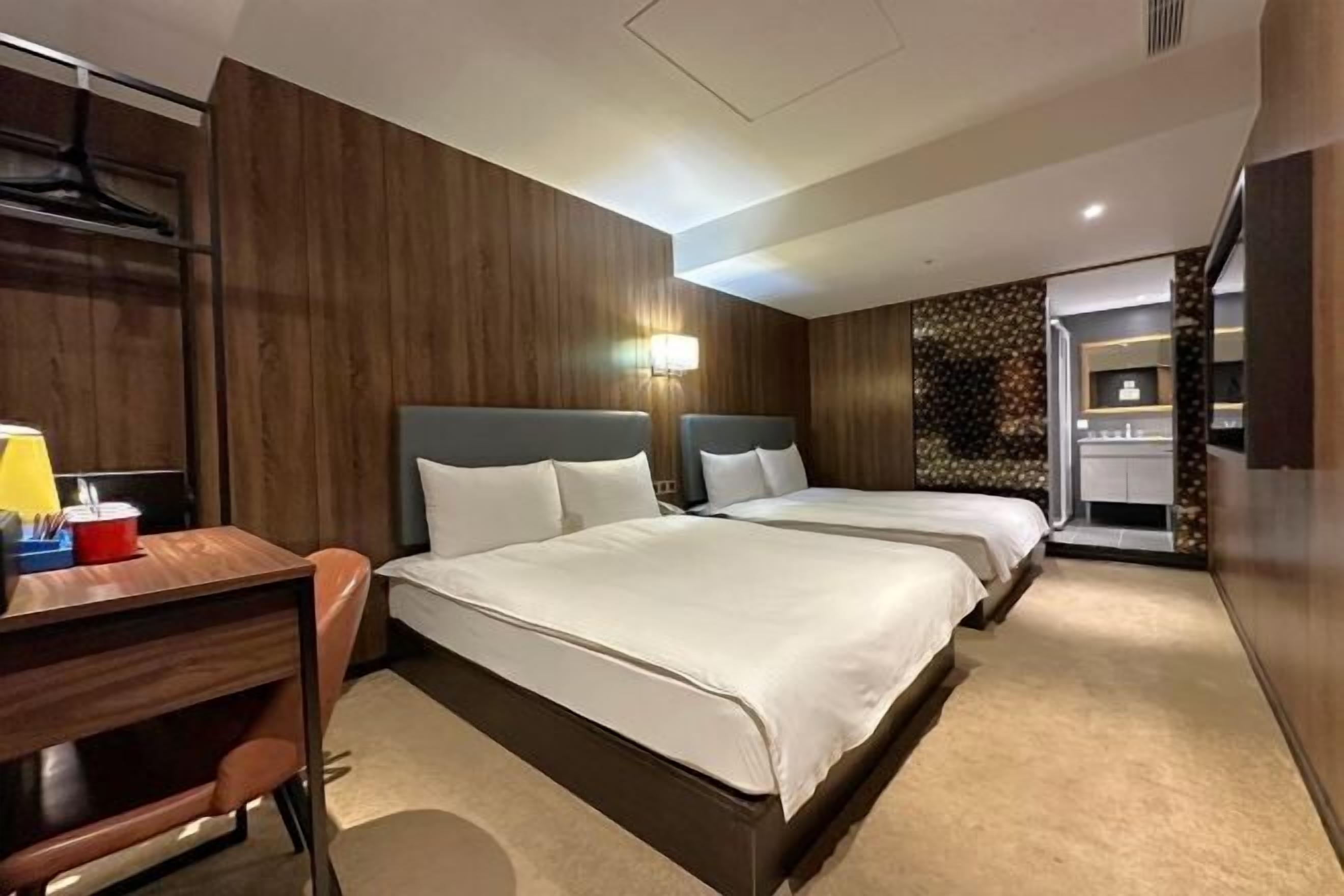 Edredón, minibar, caja de seguridad en la habitación y escritorio 