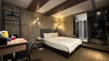 標準雙人房 | 羽絨被、迷你吧、客房內保險箱、書桌