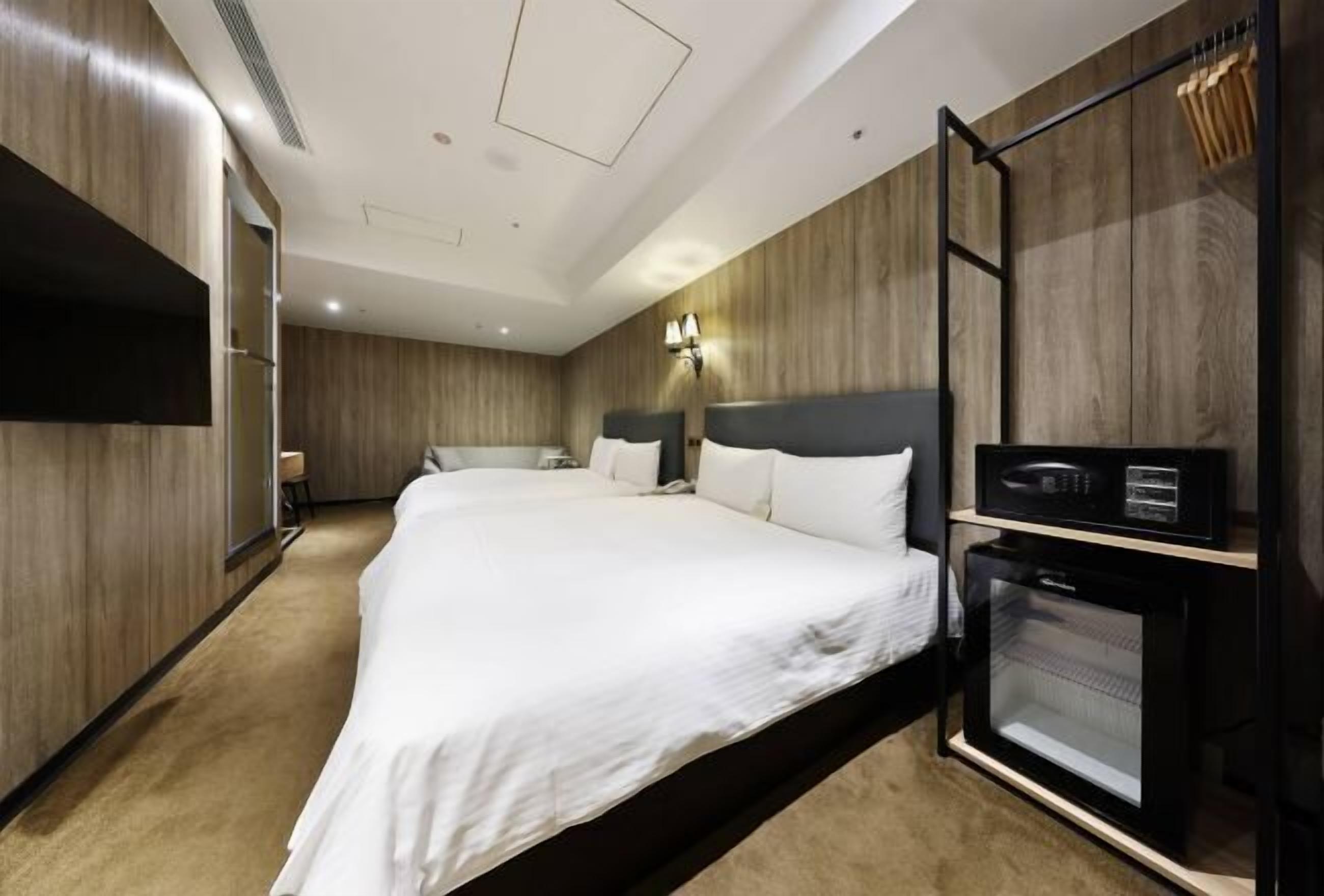 Edredón, minibar, caja de seguridad en la habitación y escritorio 