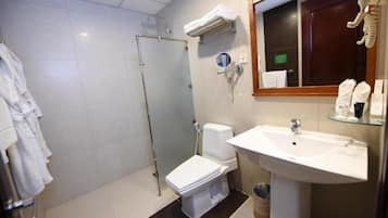 Shower, rainfall showerhead, free toiletries, hair dryer