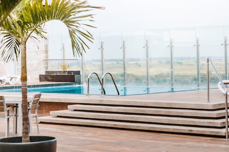 Una piscina al aire libre, sombrillas, sillones reclinables de piscina. Wyndham Costa del Sol Tumbes