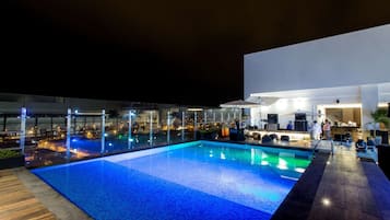 屋外プール、営業時間 9:00 ~ 21:00、プール パラソル、サンラウンジャー