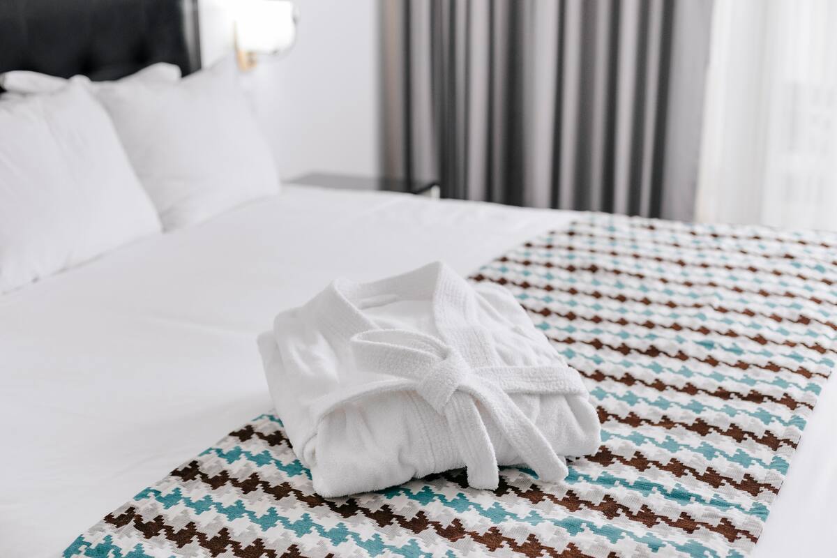 Ropa de cama de alta calidad y minibar 