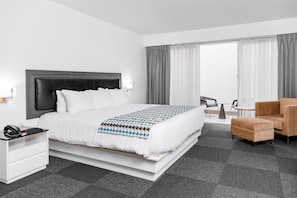 Junior suite, 1 kingsize bed, niet-roken | Luxe beddengoed, een minibar, een kluis op de kamer, een bureau