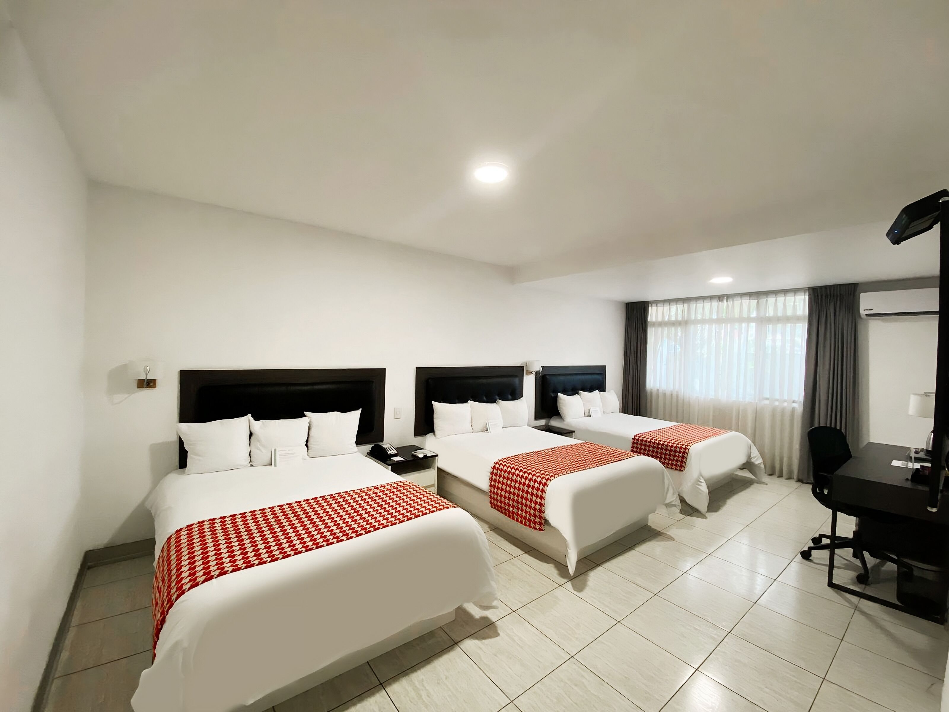 standard triple room, non smoking | premium bedding, minibar, in-room safe, desk