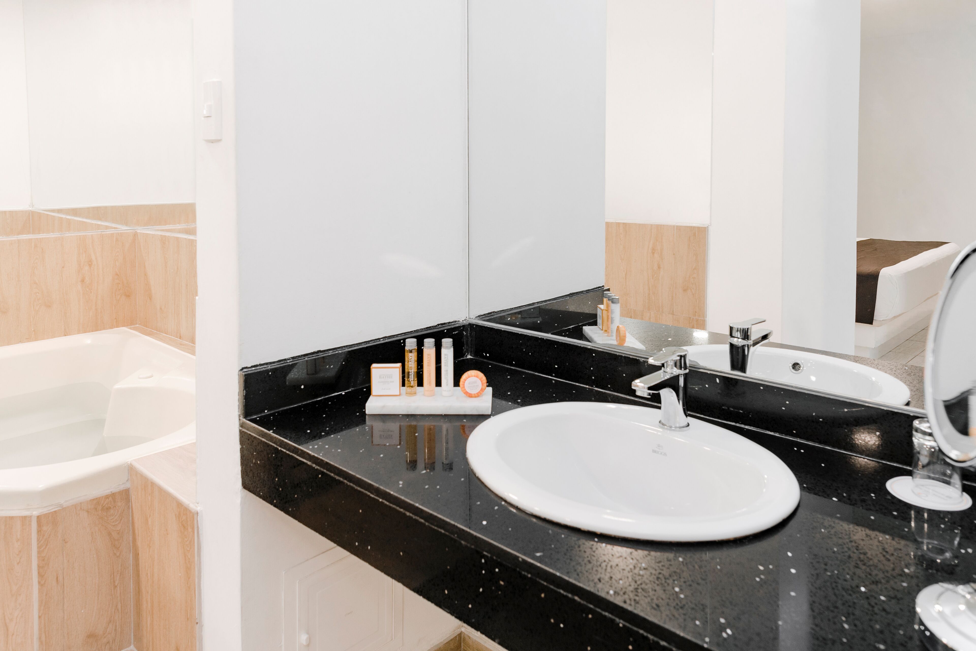 superior room, 1 queen bed, non smoking | bathroom | combined shower/bathtub, deep-soaking bathtub, rainfall showerhead