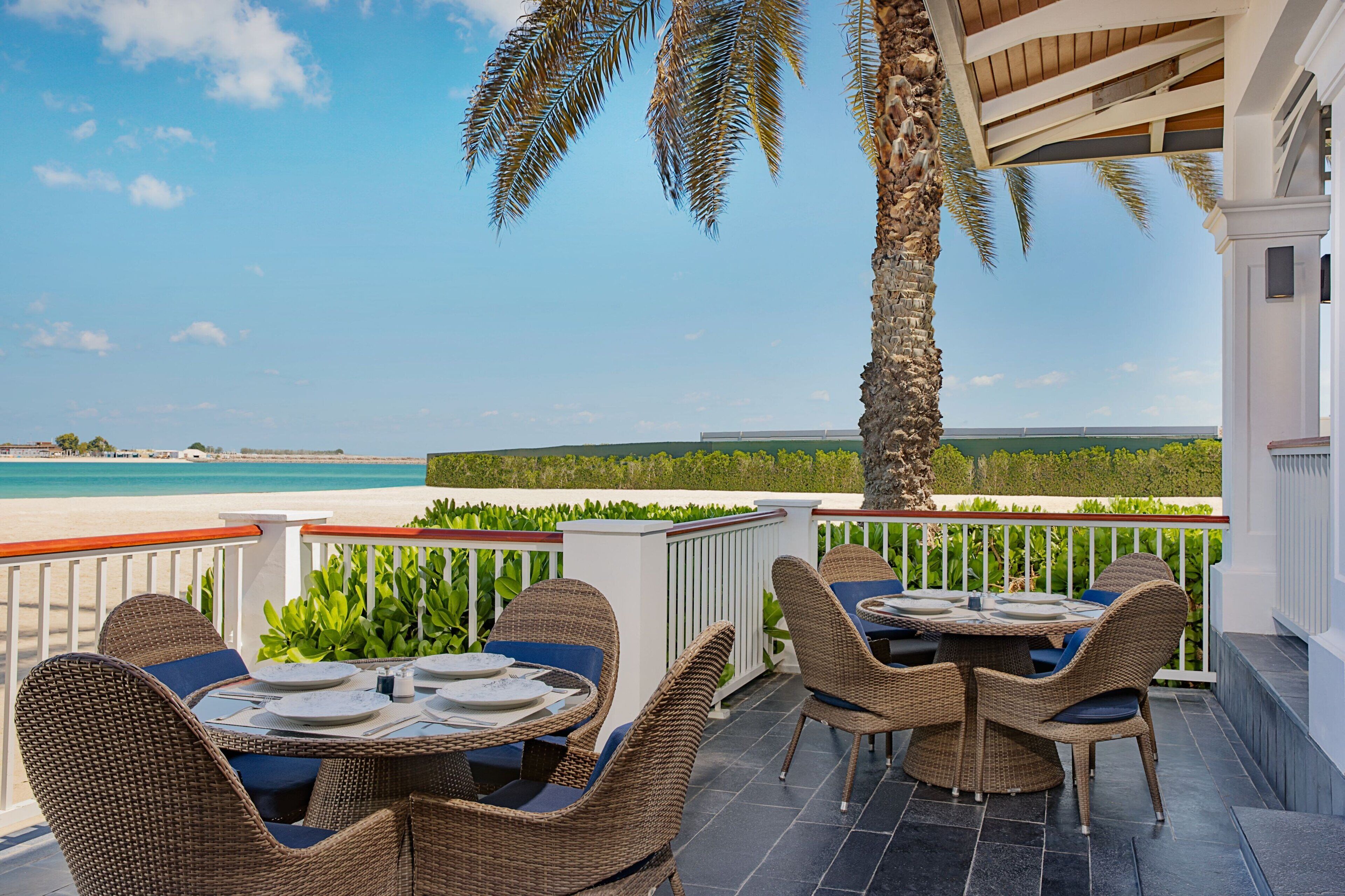 Plage privée, chaises longues, parasols, serviettes de plage