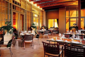 7 restaurants, breakfast, lunch, dinner served; Italian cuisine