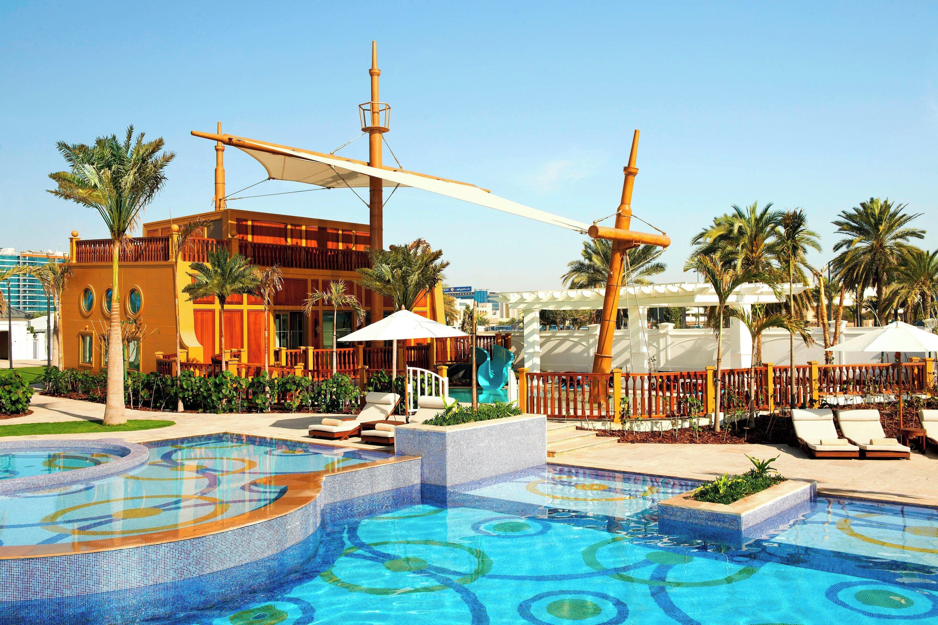 Praia particular, espreguiçadeiras, guarda-sóis, toalhas de praia 