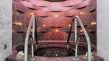 2 ulkouima-allasta avoinna 8.00–20.00, aurinkovarjoja, aurinkotuoleja