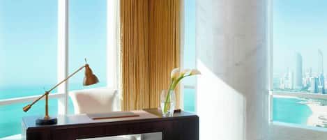 Een minibar, een kluis op de kamer, individueel gedecoreerd, een bureau