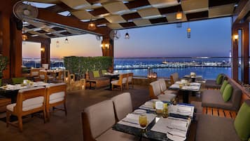 3 Bars/Lounges, Bar im Pool, Poolbar, Strandbar
