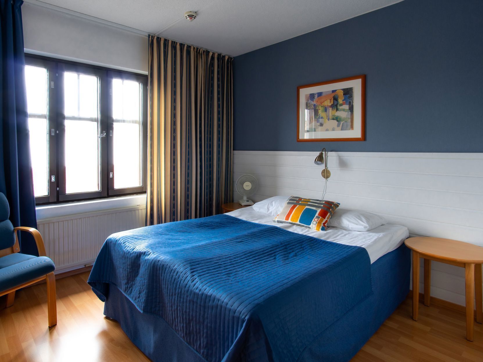 Silitysrauta/-lauta, ilmainen Wi-Fi, vuodevaatteet