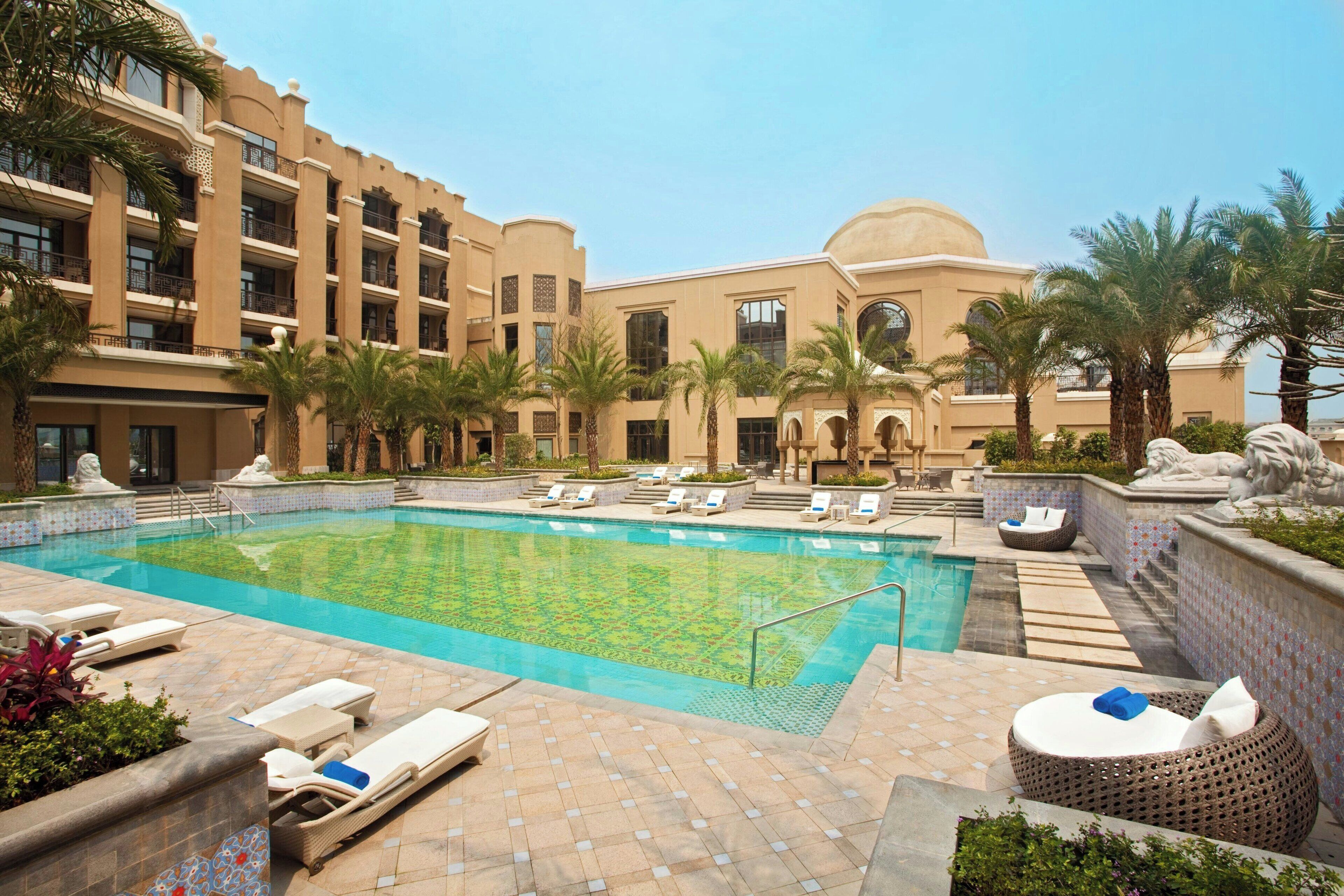 室内游泳池，季节性开放的室外游泳池