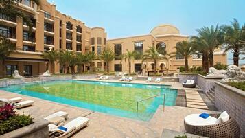 Innenpool, Außenpool (je nach Saison geöffnet)