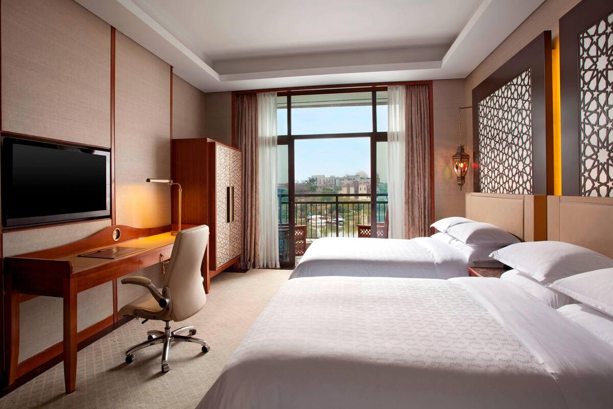 Seprai premium, selimut bulu angsa, minibar, dan brankas