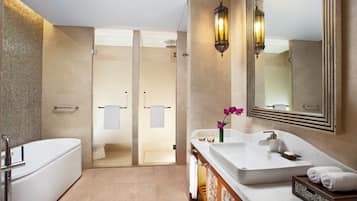 Un baño moderno con bañera, un lavabo grande y una ducha con cerramiento de vidrio.