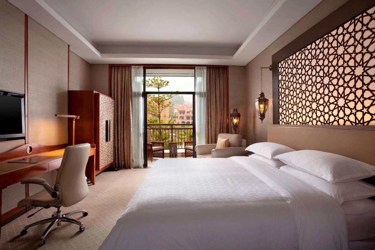 Kamar Deluks, 1 Tempat Tidur King, balkon, pemandangan kebun | Seprai premium, selimut bulu angsa, minibar, dan brankas