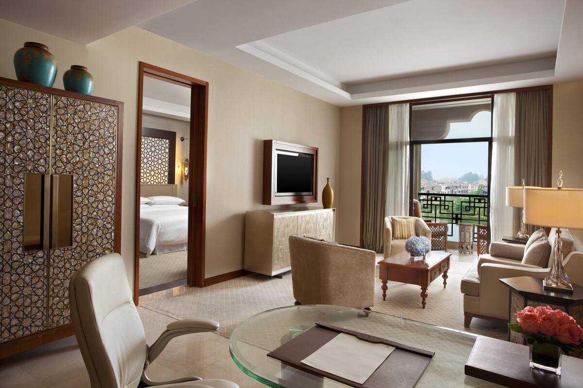 Seprai premium, selimut bulu angsa, minibar, dan brankas