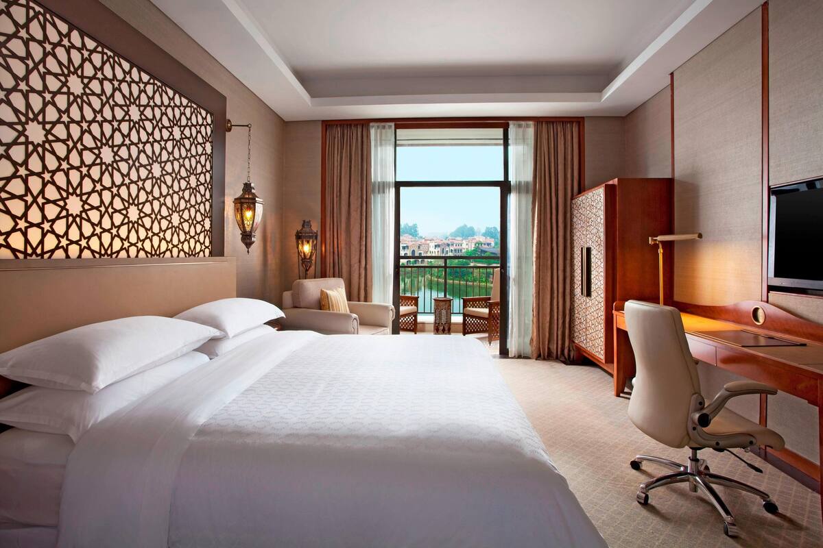 Seprai premium, selimut bulu angsa, minibar, dan brankas
