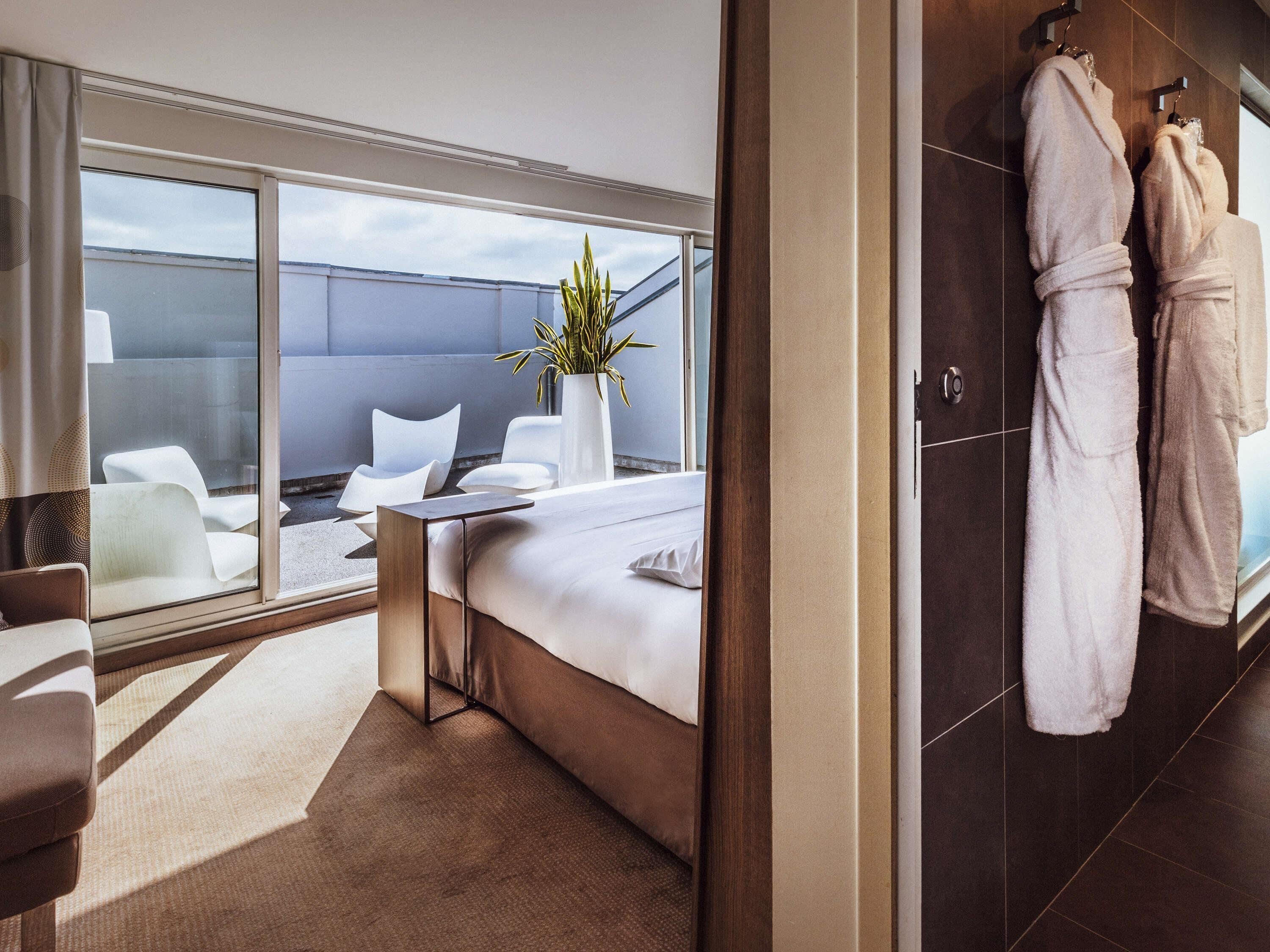 Executive suite, 1 large bed and 1 sofa bed for children only, terrace | 高級寢具、免費迷你吧、客房內保險箱、書桌