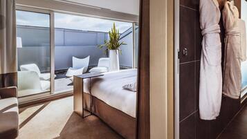 Executive suite, 1 large bed and 1 sofa bed for children only, terrace | Premium bedding, free minibar, in-room safe, desk