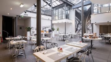 Tägliches Frühstücksbuffet (20.5 EUR pro Person)