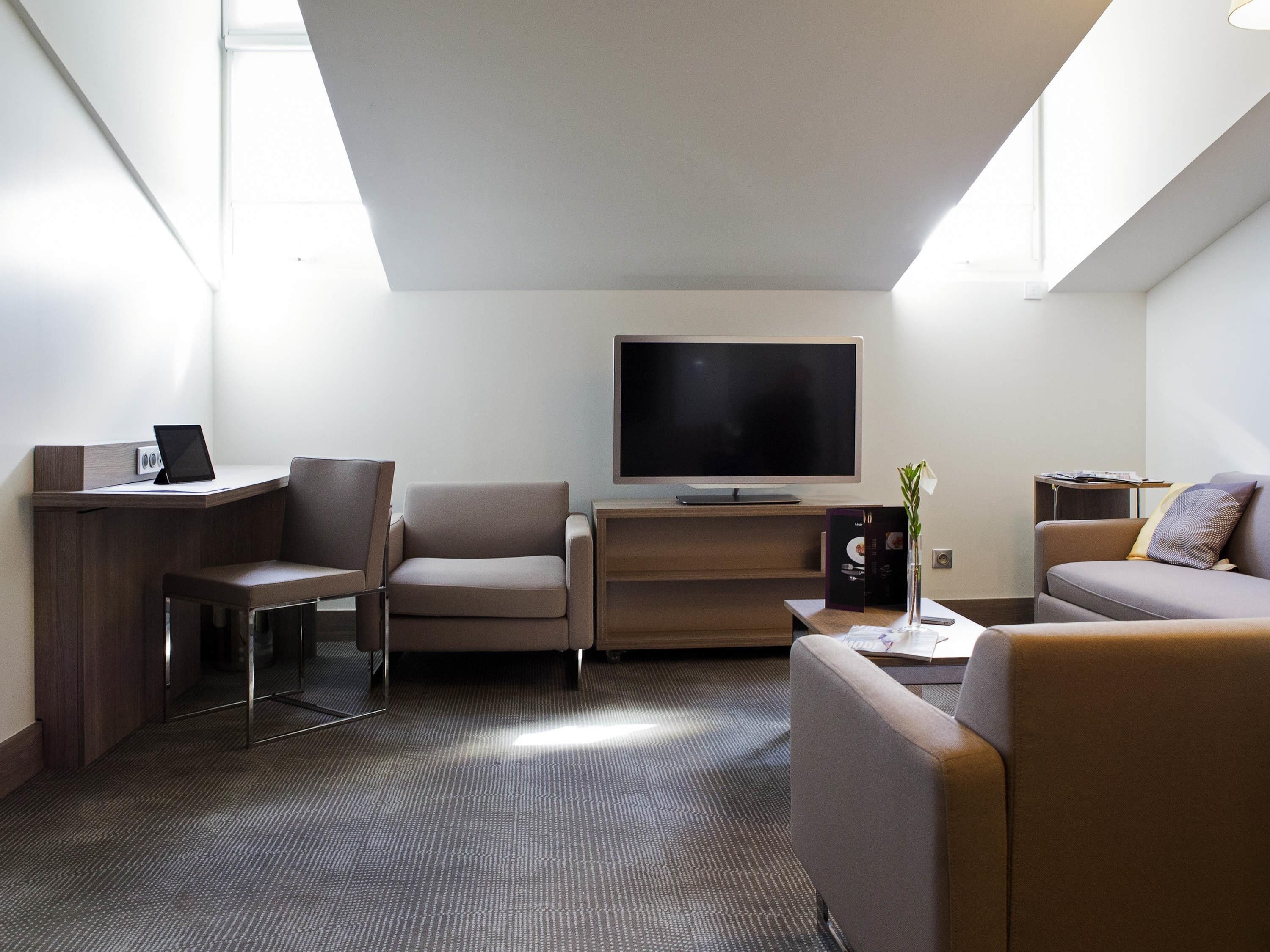 Superior suite, 1 double bed and 1 sofa bed for children only | 高級寢具、免費迷你吧、客房內保險箱、書桌