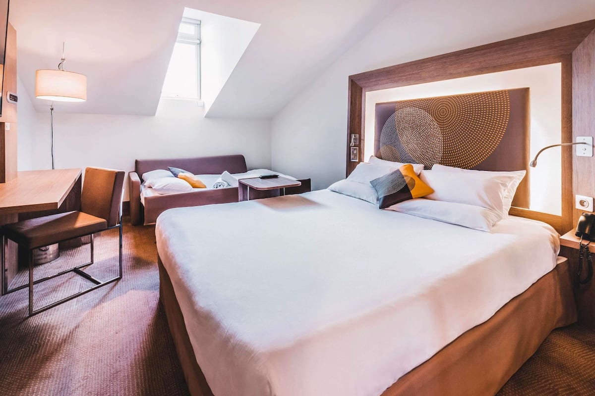 Executive kamer | Luxe beddengoed, een gratis minibar, een kluis op de kamer, een bureau