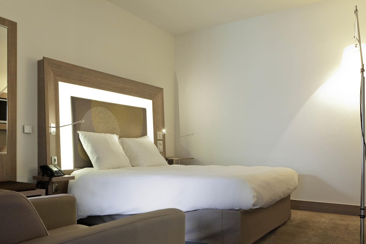 Premium bedding, free minibar, in-room safe, desk