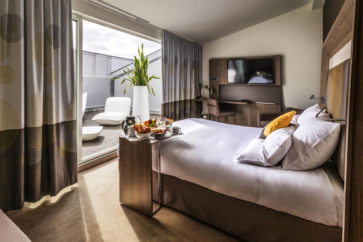 Executive suite, 1 large bed and 1 sofa bed for children only, terrace