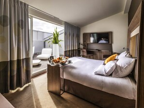 Suite exécutive, 1 grand lit et 1 canapé-lit seulement pour enfants, terrasse | Literie de qualité, articles de minibar gratuits, coffre-fort, bureau