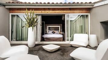 Suite Exécutive, 1 grand lit et 1 canapé-lit, terrasse | Literie de qualité supérieure, articles gratuits dans le mini-bar