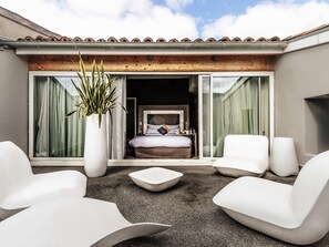 Executive Suite, 1 Queen Bed with Sofa bed, Terrace | Premium bedding, free minibar, in-room safe, desk