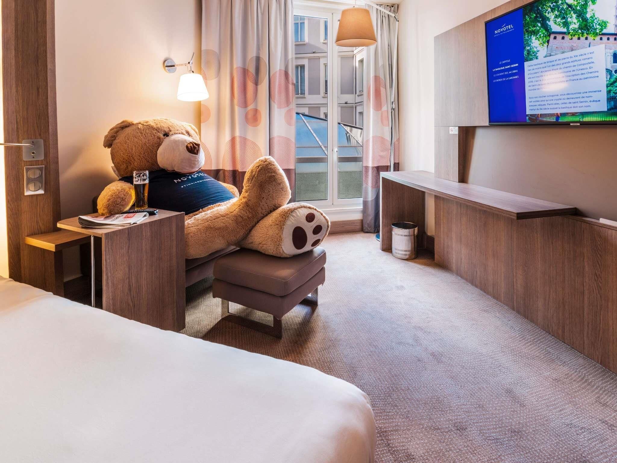 Habitación estándar con 2 camas individuales, 1 cama individual | Ropa de cama de alta calidad y minibar con artículos gratuitos