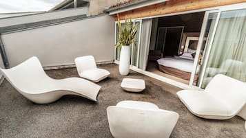 Executive suite, 1 large bed and 1 sofa bed for children only, terrace | Premium bedding, free minibar, in-room safe, desk