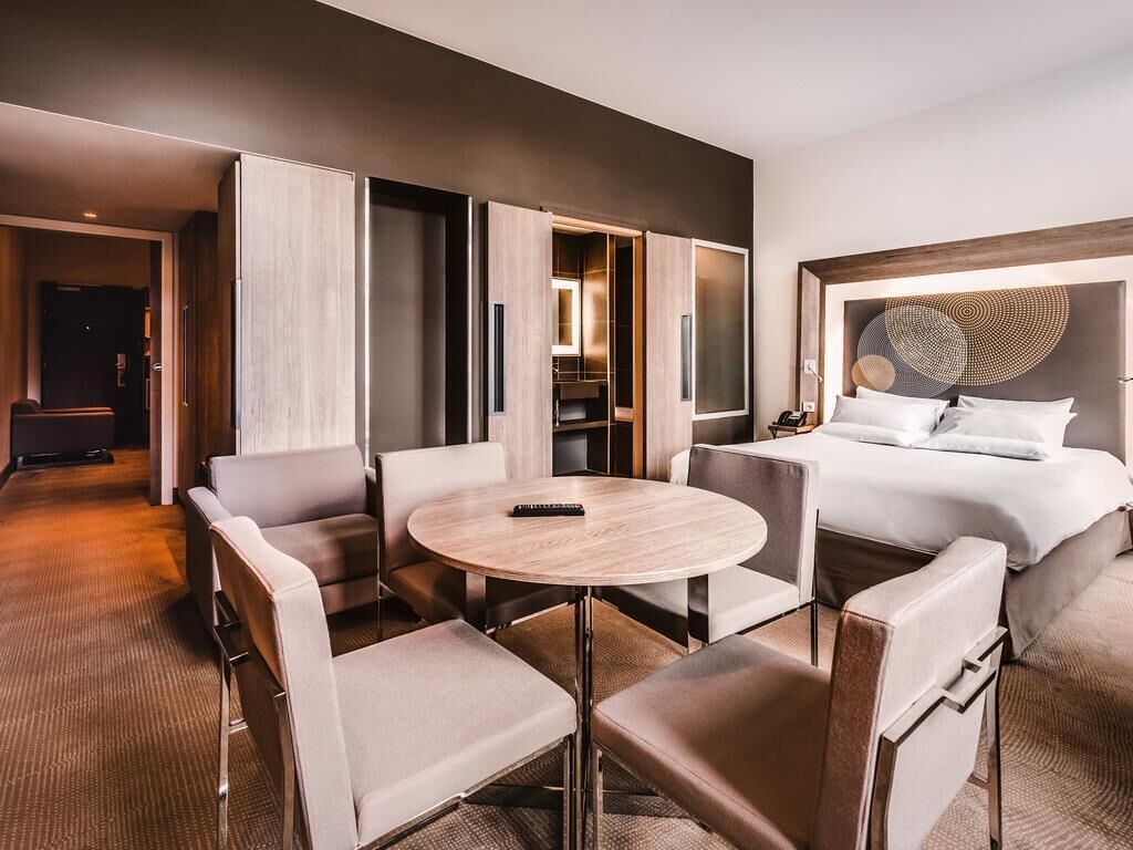 Suite superior, 1 cama grande y 1 sofá cama solo para niños. | Ropa de cama de alta calidad y minibar con artículos gratuitos