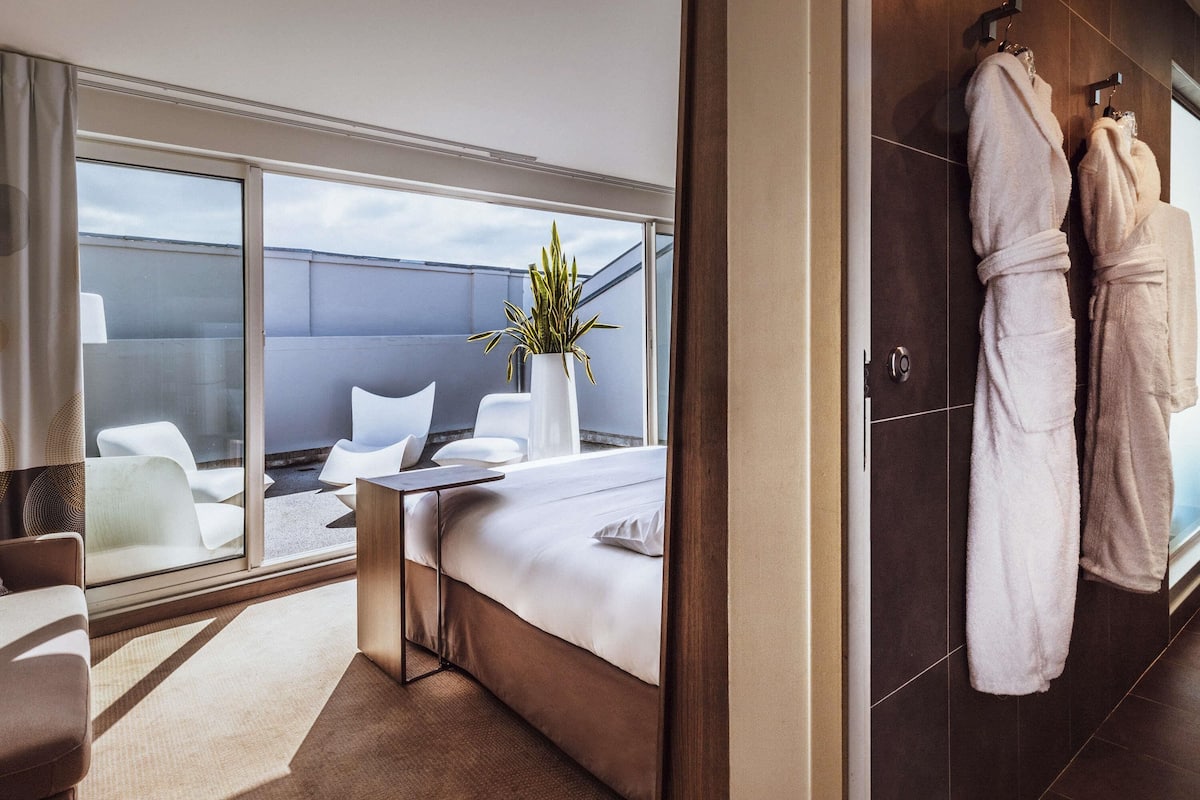 Suite exécutive, 1 grand lit et 1 canapé-lit seulement pour enfants, terrasse | Literie de qualité supérieure, articles gratuits dans le mini-bar