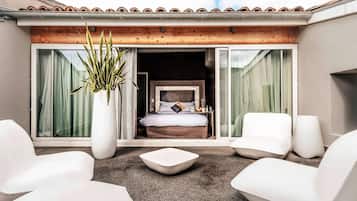 Ropa de cama de alta calidad y minibar con artículos gratuitos