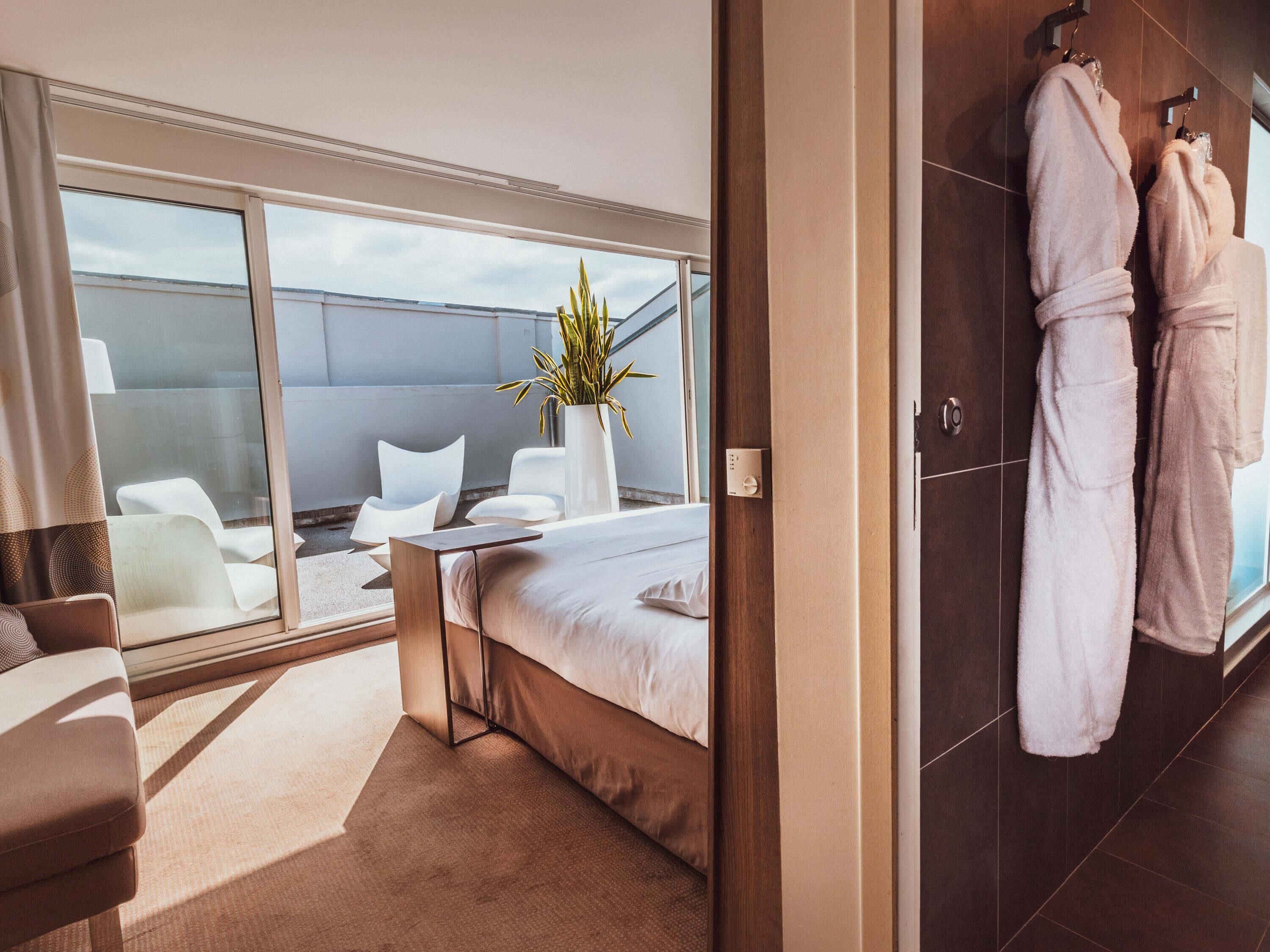 Executive suite, 1 large bed and 1 sofa bed for children only, terrace | Ropa de cama de alta calidad y artículos del minibar gratis 