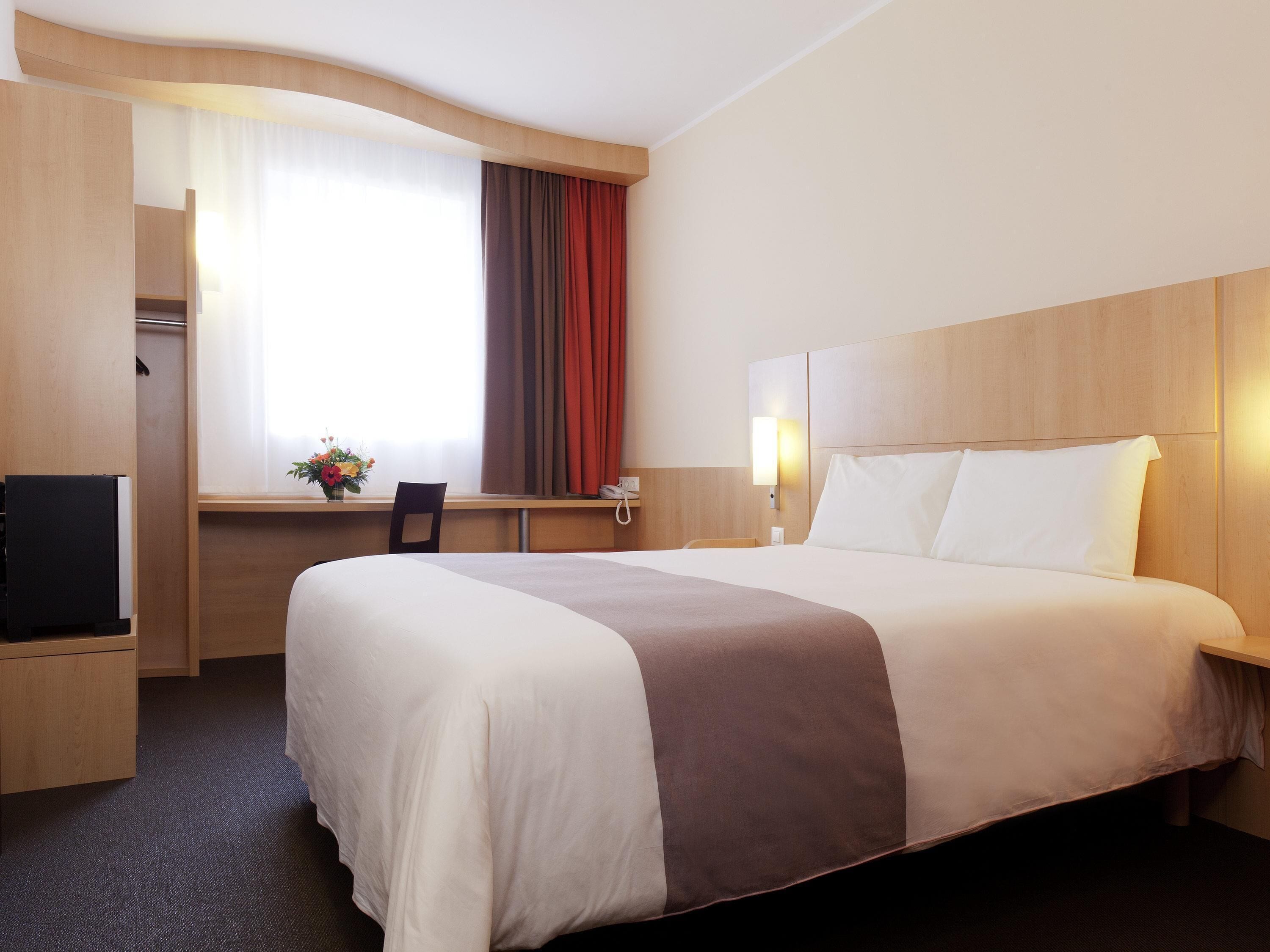 Habitación estándar doble, 1 cama doble | Ropa de cama de alta calidad, caja fuerte, sistema de insonorización